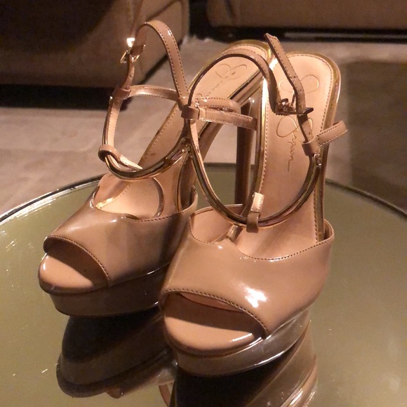 Jessica Simpson stiletto platform heel beige patent with gold size 7.5. Like new - Picture 2 of 6